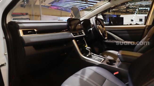 Interior bagian dalam mobil Mitsubishi New Xpander Cross yang dipamerkan pada ajang pameran otomotif Gaikindo Indonesia International Auto Show (GIIAS) 2022 di Indonesia Convention Exhibition (ICE) BSD, Serpong, Tangerang, Banten, Sabtu (13/8/2022). [Suara.com/Alfian Winanto]