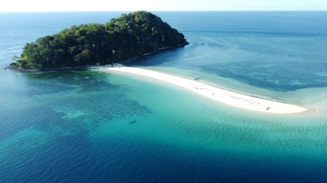 Foto aerial Pulau Bugisa di Kecamatan Ponelo Kepulauan, Kabupaten Gorontalo Utara, Gorontalo, Jumat (12/8/22). [ANTARA FOTO/Adiwinata Solihin/rwa]