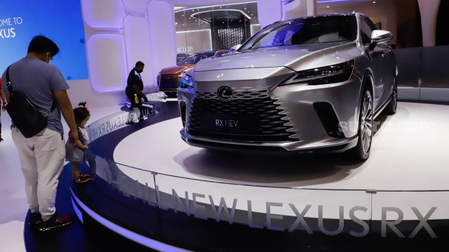 Pengunjung mengamati motor listrik Lexus RX yang dipamerkan pada ajang pameran otomotif Gaikindo Indonesia International Auto Show (GIIAS) 2022 di Indonesia Convention Exhibition (ICE) BSD, Serpong, Tangerang, Banten, Sabtu (14/8/2022). [Suara.com/Alfian Winanto]