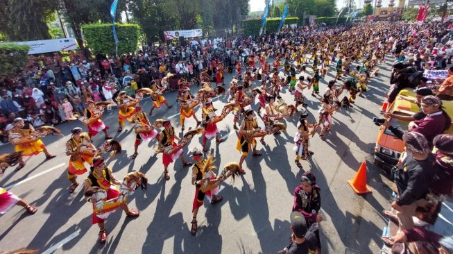 Menengok Meriahnya Gamelan Kolosal di Simpang Lima Semarang, Ribuan Orang Njaran Bareng Seniman Desa