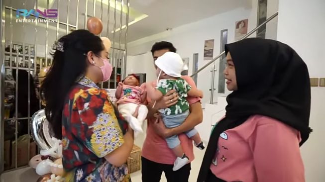 Nagita Slavina gendong Baby Moana (YouTube/Rans Entertainment)