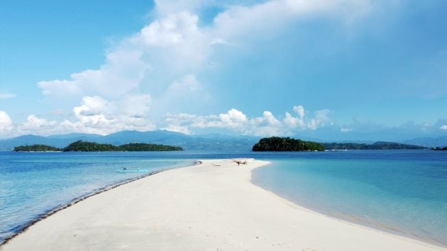 Foto aerial Pulau Bugisa di Kecamatan Ponelo Kepulauan, Kabupaten Gorontalo Utara, Gorontalo, Jumat (12/8/22). [ANTARA FOTO/Adiwinata Solihin/rwa]