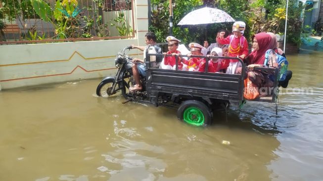 Kawasan Tambaklorok Semarang Tergenang Rob, Anak-anak Diangkut Kendaraan Roda Tiga untuk Sekolah
