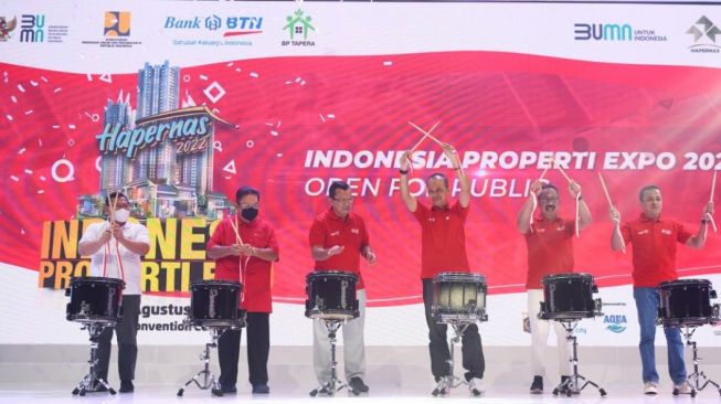 Dirjen Perumahan Kementerian PUPR, Iwan Suprijanto, Direktur Utama Bank BTN, Haru Koesmahargyo, Wakomut Bank BTN, Iqbal Latanro, Komisioner BP Tapera, Adi Setianto, dan Dirut SMF, Ananta Wiyogo membuka Indonesia Properti Expo 2022, Jakarta, Sabtu (13/8/2022). (Dok: BTN) 