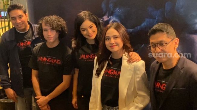 Konferensi pers film Jailangkung: Sandekala yang dihadiri sejumlah pemain, sutradara dan produser seperti Titi Kamal dan Syifa Hadju, Senin (15/8/2022). [Adiyoga Priyambodo/Suara.com]