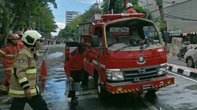 Mobil PMK Pemkot Surabaya Terguling di Jalan Panglima Sudirman