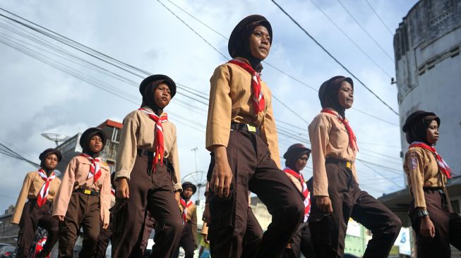 Sejumlah pelajar mengikuti gerak jalan di Kota Selatan, Kota Gorontalo, Gorontalo, Senin (15/8/2022). [ANTARA FOTO/Adiwinata Solihin/foc]
