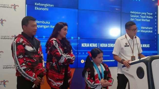 Menteri Menteri Pariwisata dan Ekonomi Kreatif Sandiaga Uno bersama Anang Hermansyah, Ashanty dan Arsry Hermansyah saat menyambut 15 anak peserta ajang WCOPA di kantornya di kawasan Gambir, Jakarta Pusat, Senin (15/8/2022). [Rena Pangesti/Suara.com]