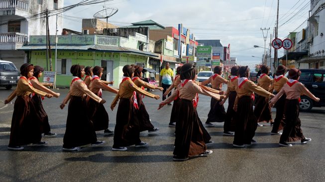 Sejumlah pelajar mengikuti gerak jalan di Kota Selatan, Kota Gorontalo, Gorontalo, Senin (15/8/2022). [ANTARA FOTO/Adiwinata Solihin/foc]
