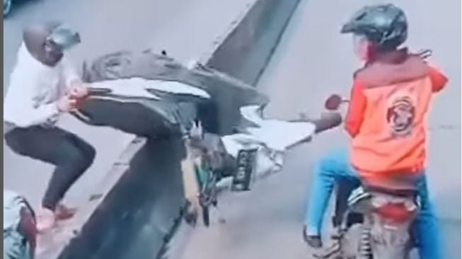 Video Viral Orang Angkat Motor Lewati Separator Busway saat Dihampiri Polisi, Malah Hancur