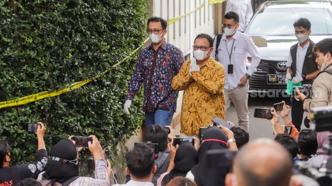 Komisioner Komnas HAM Beka Ulung Hapsara (kiri) dan Choirul Anam tiba di Rumah Dinas Irjen Ferdy Sambo di Duren Tiga, Jakarta Selatan, Senin (15/8/2022). [Suara.com/Alfian Winanto]