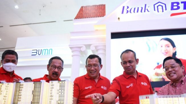 Dirjen Perumahan Kementerian PUPR, Iwan Suprijanto, Direktur Utama Bank BTN, Haru Koesmahargyo, Wakomut Bank BTN, Iqbal Latanro, Komisioner BP Tapera, Adi Setianto, dan Dirut SMF, Ananta Wiyogo membuka Indonesia Properti Expo 2022, Jakarta, Sabtu (13/8/2022). (Dok: BTN) 