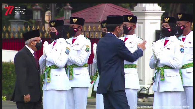 Presiden Joko Widodo atau Jokowi bertanya kepada salah satu anggota Paskibraka Nasional 2022 di Istana Merdeka, Senin (15/8/2022). (YouTube Sekretariat Presiden)