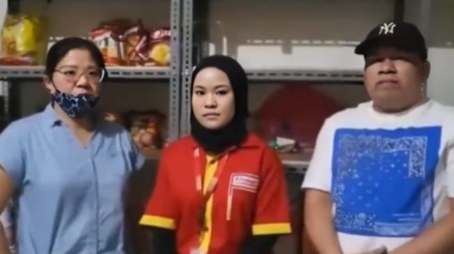 Tangkapan layar video pegawai Alfamart meminta maaf kepada konsumen yang mencuri cokelat. (Foto: Istimewa)