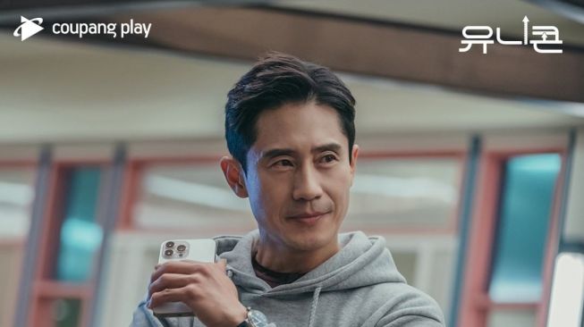8 Potret Shin Ha Kyun di Unicorn, Tidak Dapat Menahan Tawa saat Baca Naskahnya