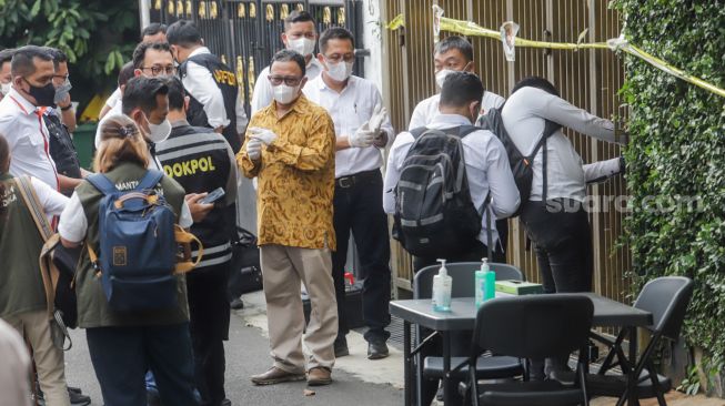 Tim Komnas HAM melakukan peninjauan di rumah dinas Irjen Ferdy Sambo di Duren Tiga, Jakarta Selatan, Senin (15/8/2022), yang menjadi TKP tewasnya Brigadir J. [Suara.com/Alfian Winanto]