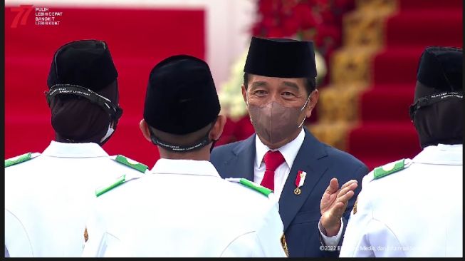 Presiden Joko Widodo atau Jokowi bertanya kepada salah satu anggota Paskibraka Nasional 2022 di Istana Merdeka, Senin (15/8/2022). (YouTube Sekretariat Presiden)