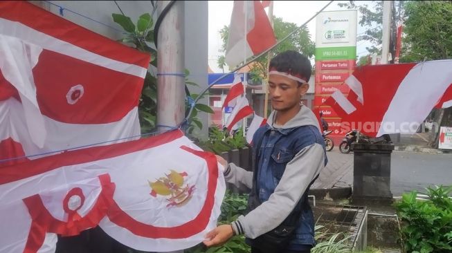 Merantau dari Bandung, Penjual Bendera di Denpasar Ini Bisa Dapat Rp 1 Juta Per Hari