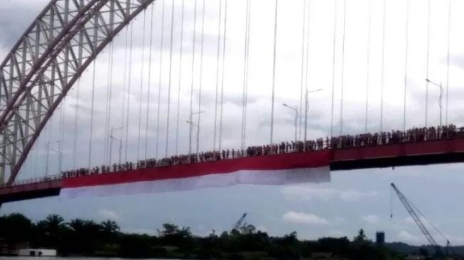 Bupati Kukar Edi Damansyah bersama jajaran Forkopimda melakukan pengibaran bendera merah putih. [ANTARA]