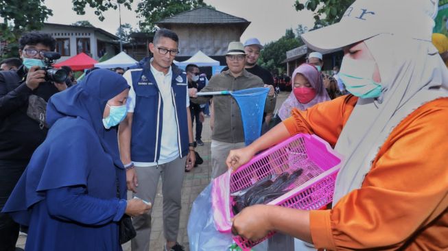 Sandiaga Uno: Lewat Panen Juragan Lele Lalap, Bangkitlah Ekonomi Masyarakat Bantar Gebang