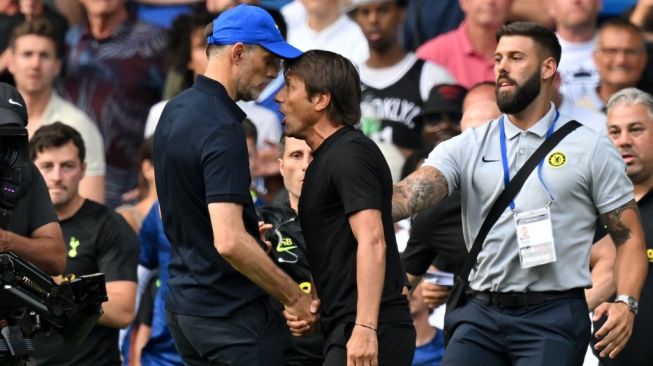 Manajer Tottenham Hotspur, Antonio Conte (tengah) bersitegang dengan pelatih Chelsea, Thomas Tuchel (kiri) usai laga Liga Inggris di Stamford Bridge, London, Senin (15/8/2022) dini hari WIB. [GLYN KIRK / AFP]