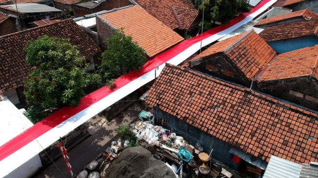 Foto udara bendera merah putih terpanjang di Desa Pekauman Kulon, Kabupaten Tegal, Jawa Tengah, Senin (15/8/2022). [ANTARA FOTO/Oky Lukmansyah/foc]
