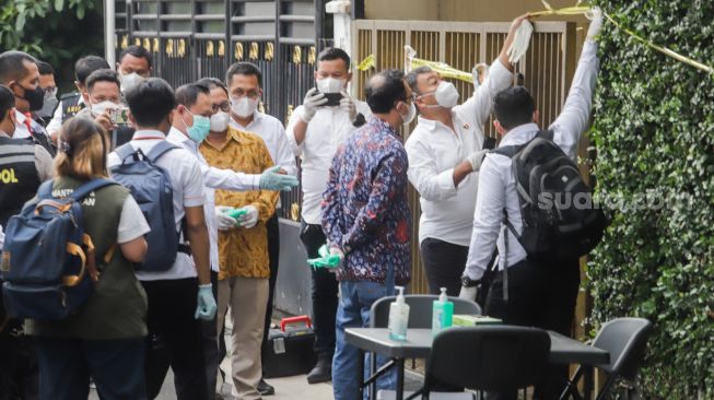 Tim Komnas HAM melakukan peninjauan di Rumah Dinas Irjen Ferdy Sambo di Duren Tiga, Jakarta Selatan, Senin (15/8/2022). [Suara.com/Alfian Winanto]