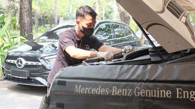 Mercedes-Benz Mobile Service Clinic & Sales Event di Summarecon Mal Bekasi, tampak teknisi terlatih tengah melakukan layanan pemeriksaan [PT Mercedes-Benz Distribution Indonesia].