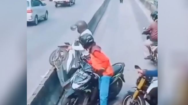 Viral Video Pemotor Angkat Motor Lewati Separator Busway Ketika Dihampiri Polisi