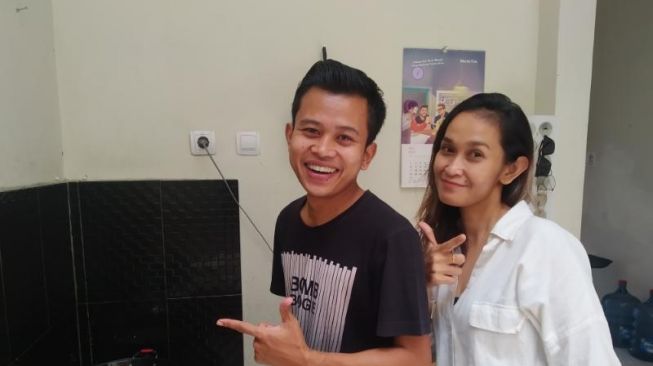 Dina dan Majid, duet juru masak berbagi makan gratis, di dapur Upajiwa Gallery, kala dijumpai usai memasak, Senin (15/8/2022). (kontributor/uli febriarni)