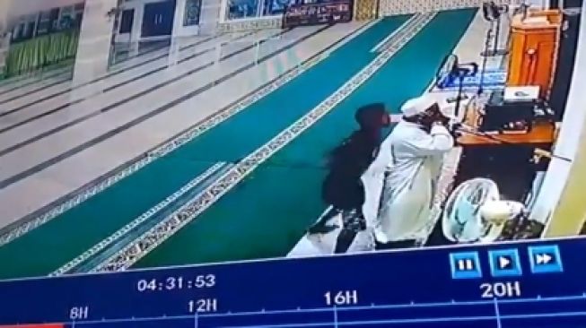 Pemuda Bercelana Pendek Aniaya Muazin saat Kumandangkan Azan di Masjid, Netizen: Jangan Bilang ODGJ Ah Basi!