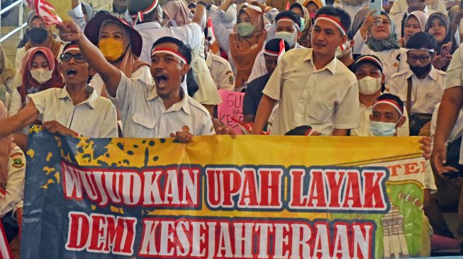 Sejumlah pegawai honorer di Pemprov Banten berunjuk rasa menuntut kepastian masa depan karir mereka di Kawasan Pemerintahan Provinsi Banten, di Serang, Senin (15/8/2022). [ANTARA FOTO/Asep Fathulrahman/foc]
