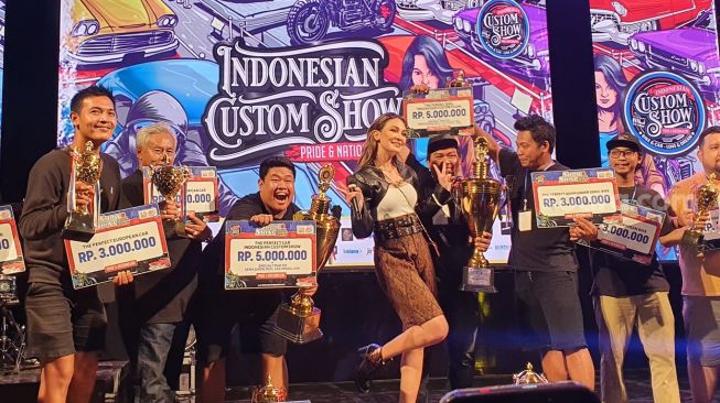 Masuk JEC Naik Mobil, Luna Maya Gebrak Panggung Indonesian Custom Show