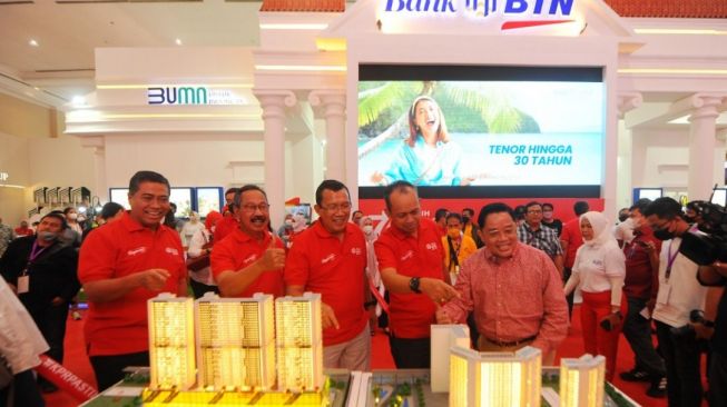 Dirjen Perumahan Kementerian PUPR, Iwan Suprijanto, Direktur Utama Bank BTN, Haru Koesmahargyo, Wakomut Bank BTN, Iqbal Latanro, Komisioner BP Tapera, Adi Setianto, dan Dirut SMF, Ananta Wiyogo membuka Indonesia Properti Expo 2022, Jakarta, Sabtu (13/8/2022). (Dok: BTN) 