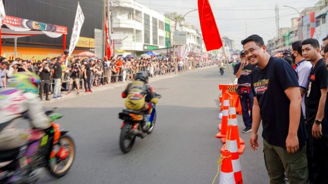 Wali Kota Medan Bobby Nasution melihat Street Race KMB. [dok Pemkot Medan]