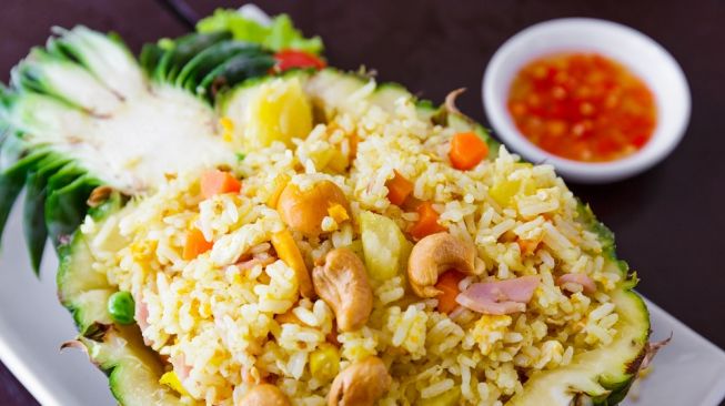 Sajian nasi goreng nanas khas Thailand (Envato Elements)