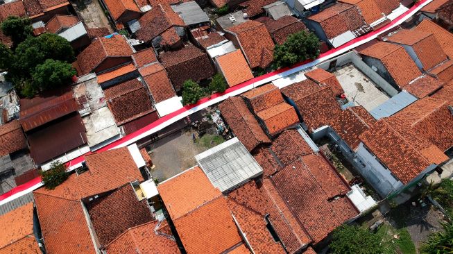 Foto udara bendera merah putih terpanjang di Desa Pekauman Kulon, Kabupaten Tegal, Jawa Tengah, Senin (15/8/2022). [ANTARA FOTO/Oky Lukmansyah/foc]
