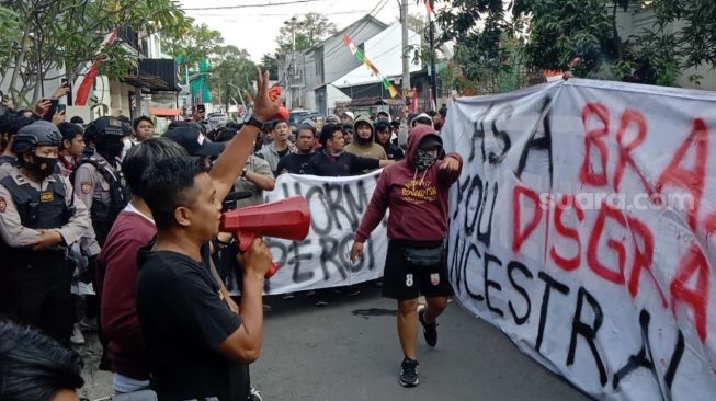 Galeri Foto Elemen Suporter Geruduk Mes Persis Solo, Tuntut Pemecatan Jacksen F Tiago