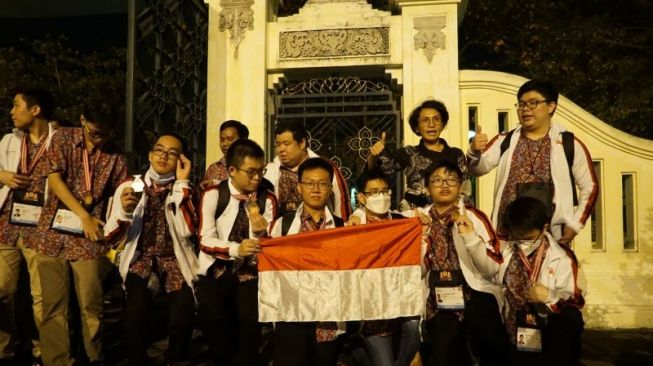 Tim Indonesia Raih Delapan Medali pada Ajang International Olympiad on Informatics 2022