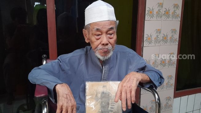 Muhammad Usman atau Kong Usman, salah satu veteran keturunan Tionghoa asal Bekasi yang menjadi murid dari KH Noer Ali (Suara.com/Danan Arya)