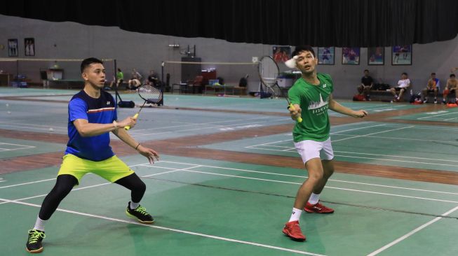 Pasangan ganda putra Indonesia, Fajar Alfian/Muhammad Rian Ardianto menjalani latihan di pelatnas PBSI, Cipayung, Jakarta Timur jelang tampil di Kejuaraan Dunia 2022 di Tokyo, Jepang pada 21-28 Agustus mendatang. [PBSI]