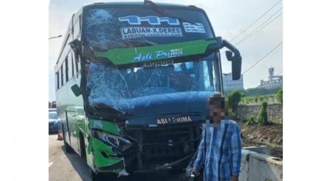 Tabrak Pembatas Jalan di Tol Tangerang-Merak, Bus Asli Prima Ringsek