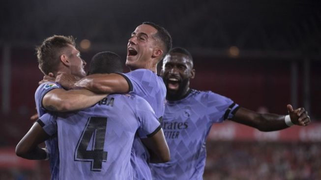 Bek Real Madrid David Alaba (kedua kiri) melakukan selebrasi setelah mencetak gol kedua timnya dalam pertandingan Liga Spanyol lawan Almeria pada 14 Agustus 2022. ANTARA/AFP/JORGE GUERRERO