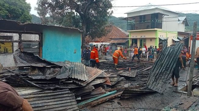 Kebakaran di Biawu: Baju Tinggal di Badan, Biaya Pernikahan Ikut Ludes