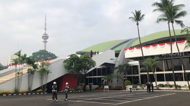 Suasana jelang sidang tahunan DPR/MPR, Selasa (16/8/2022). (Suara.com/Novian)