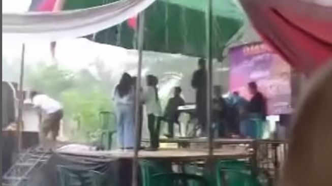 Video Viral Tiga Cewek Berjilab Asyik Joget di Panggung, Petir Menyambar