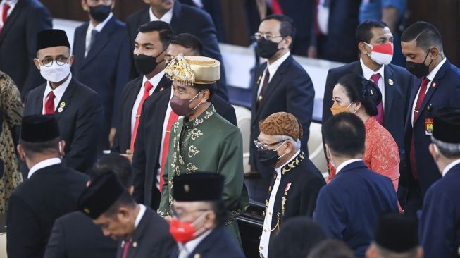 Presiden Joko Widodo (tengahi) meninggalkan ruang sidang usai menghadiri Sidang Tahunan MPR dan Sidang Bersama DPR - DPD Tahun 2022 di Gedung Nusantara, Kompleks Parlemen, Senayan, Jakarta, Selasa (16/8/2022). ANTARA FOTO/Galih Pradipta