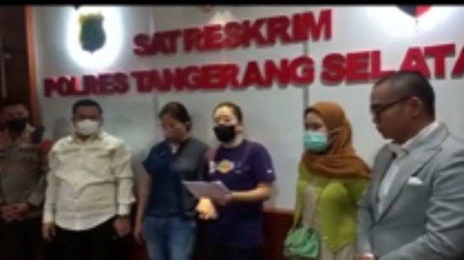 Netizen Soroti Ibu-ibu Terduga Pencuri Cokelat Minta Maaf Diwakili Anak: Kok Gak Ngomong Sendiri?