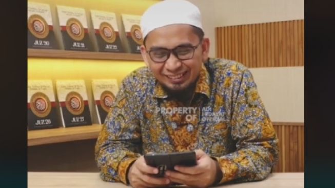 Tangkapan layar video viral Ustaz Adi Hidayat sindir Gus Samsudin. [TikTok]