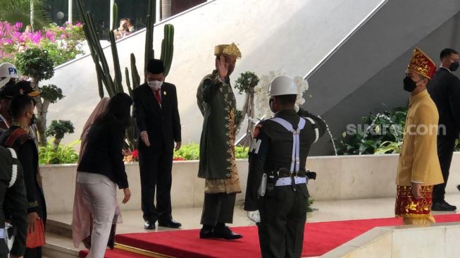 Gaya Jokowi Hadiri Sidang Tahunan MPR Hari Ini, Kenakan Pakaian Adat Nuansa Hijau